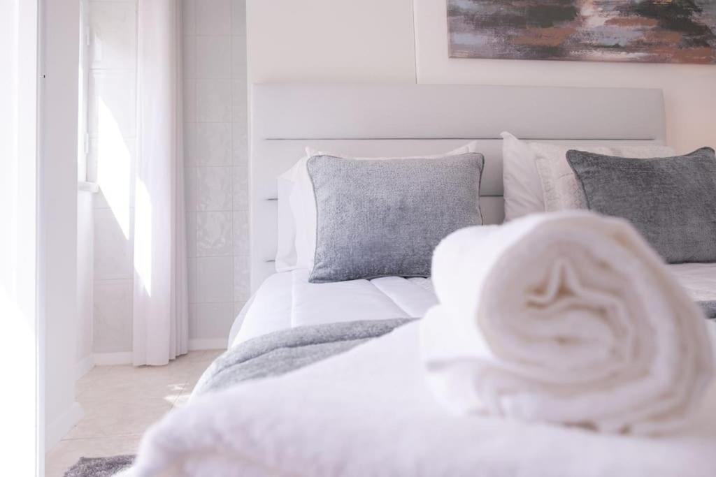 Milena'S Bedroom Nazare Bagian luar foto