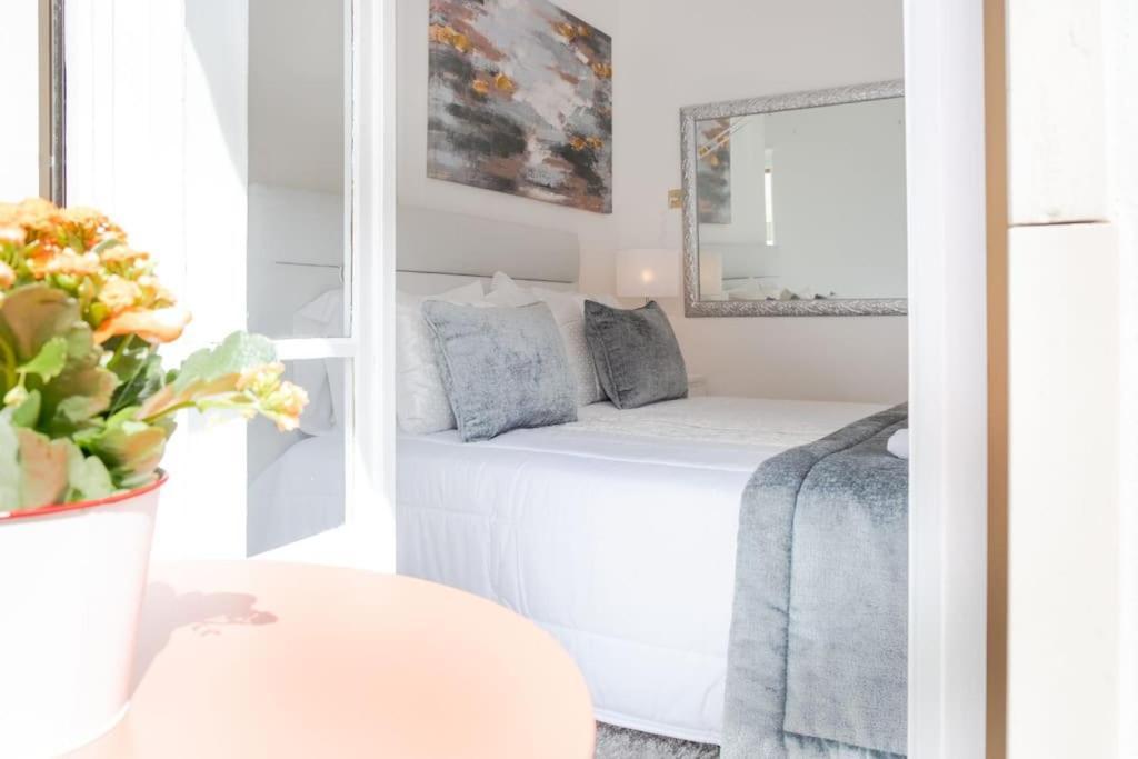 Milena'S Bedroom Nazare Bagian luar foto