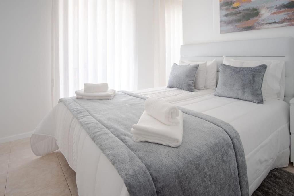 Milena'S Bedroom Nazare Bagian luar foto